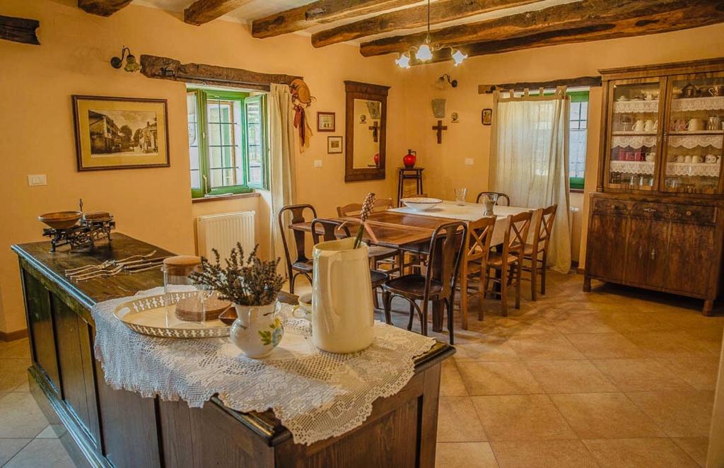 cocina y comedor con mesa y sillas en Casa Bandel, en Komen