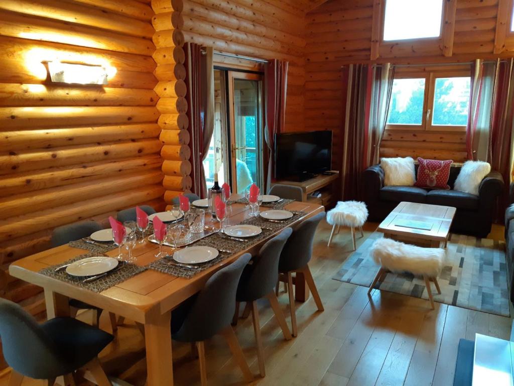 Restavracija oz. druge mo&#x17E;nosti za prehrano v nastanitvi CHALET SCANDINAVE ALASKAN class&eacute; 4 ETOILES