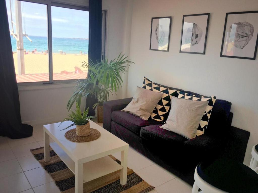 een woonkamer met een bank en een tafel bij OceanFront Flat I by Canary365 in Las Palmas de Gran Canaria