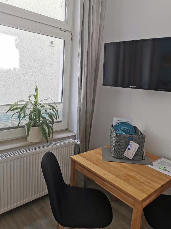 TV a/nebo společenská místnost v ubytování Gästehaus Twee Linden