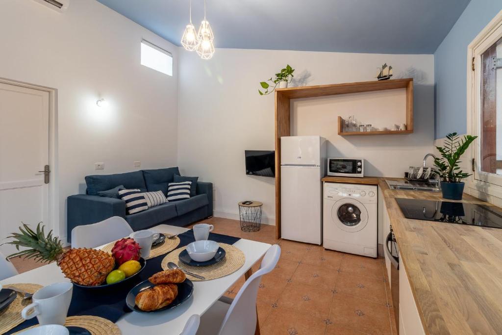 Kuchnia lub aneks kuchenny w obiekcie Flatguest Villa Yaiza