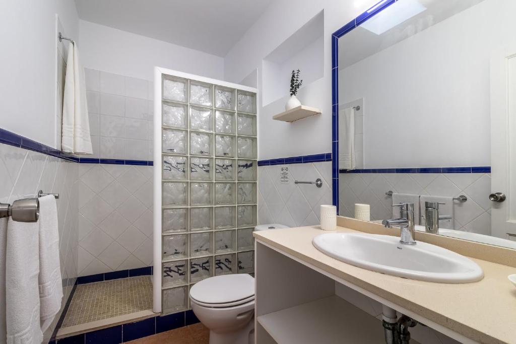 łazienka z toaletą i umywalką w obiekcie Flatguest Villa Yaiza w mieście San Bartolomé