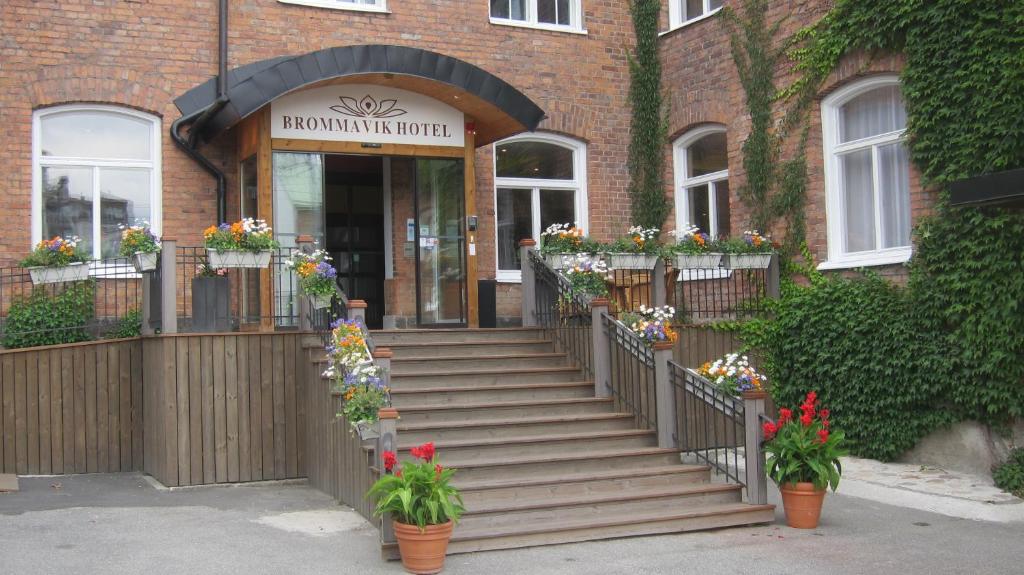 un edificio con escaleras y flores delante en Brommavik Hotel en Estocolmo