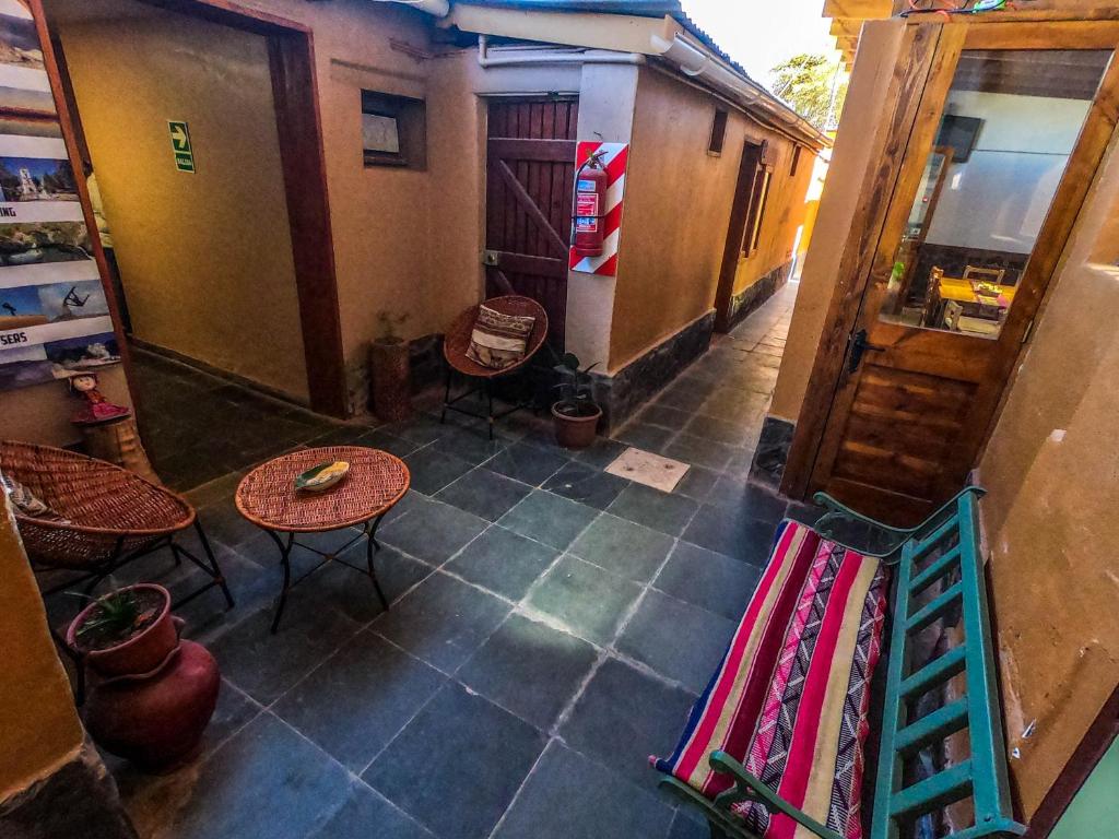 una vista aérea de un restaurante con mesas y sillas en Hostal Nuevo Amanecer, en San Pedro de Atacama