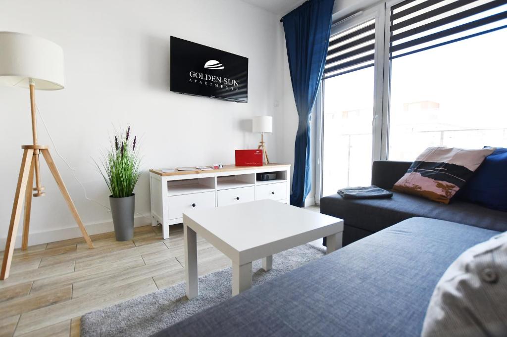 Televízia a/alebo spoločenská miestnosť v ubytovaní Apartament Lazur z miejscem postojowym w garażu