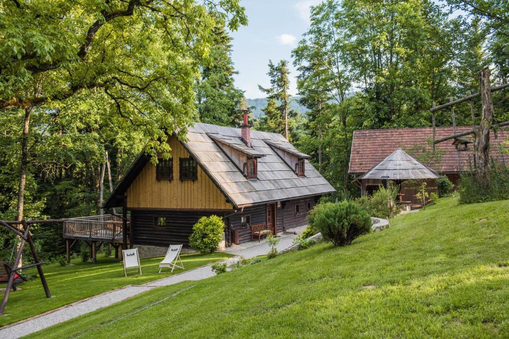 una grande casa in legno in mezzo a un cortile di Počitniška hiša Koča Dobnik a Lovrenc na Pohorju