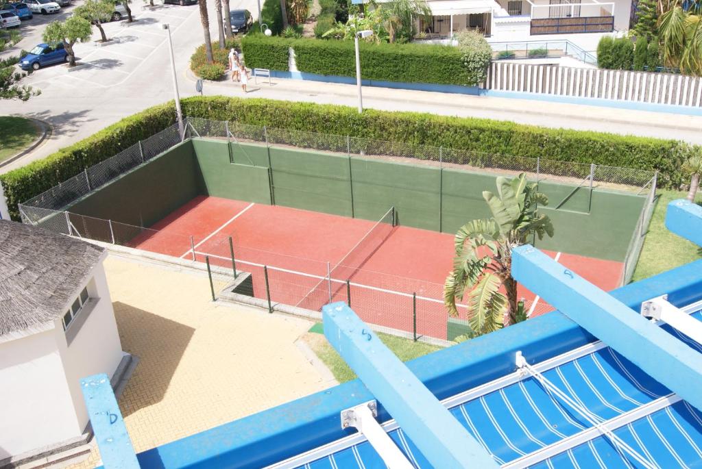 Tenis alebo squash v ubytovaní Costa Ballena Cómodo Bajo con Piscina, Patio y 3 Dormitorios Parking free alebo jeho okolí
