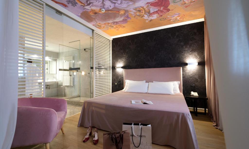ein Schlafzimmer mit einem Bett und ein Zimmer mit einem Fenster in der Unterkunft Hotel D120 in Olgiate Olona