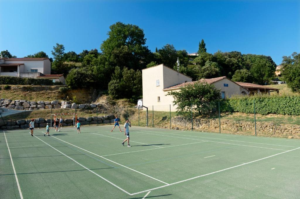 Tenis a/nebo squash v ubytování Résidence Odalys Les Hauts de Salavas nebo okolí