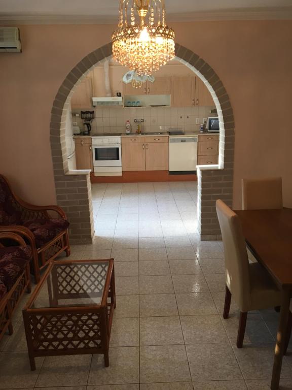 Kuchyňa alebo kuchynka v ubytovaní Stella Apartman