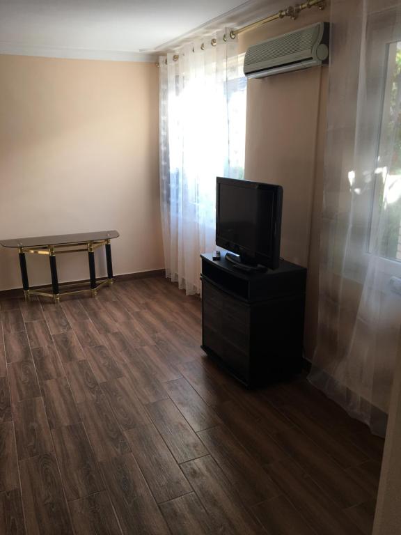 Televízia a/alebo spoločenská miestnosť v ubytovaní Stella Apartman