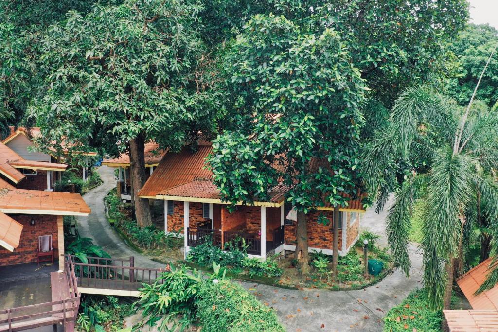 Um jardim no exterior de Adang Island Resort