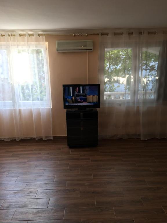 Televízia a/alebo spoločenská miestnosť v ubytovaní Stella Apartman