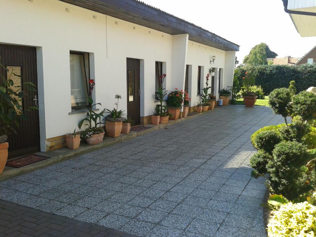 une cour d'une maison avec des plantes en pot dans l'établissement Pension Fennert, à Pritzwald