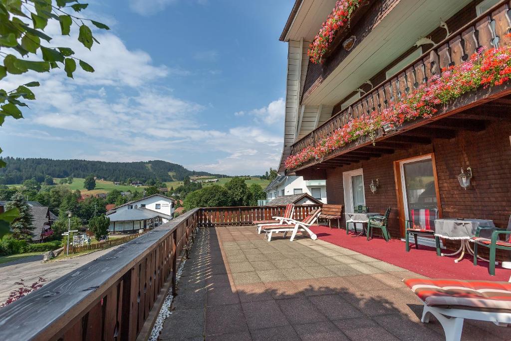 Nespecifikovaný výhled na hory nebo výhled na hory při pohledu z hotelu