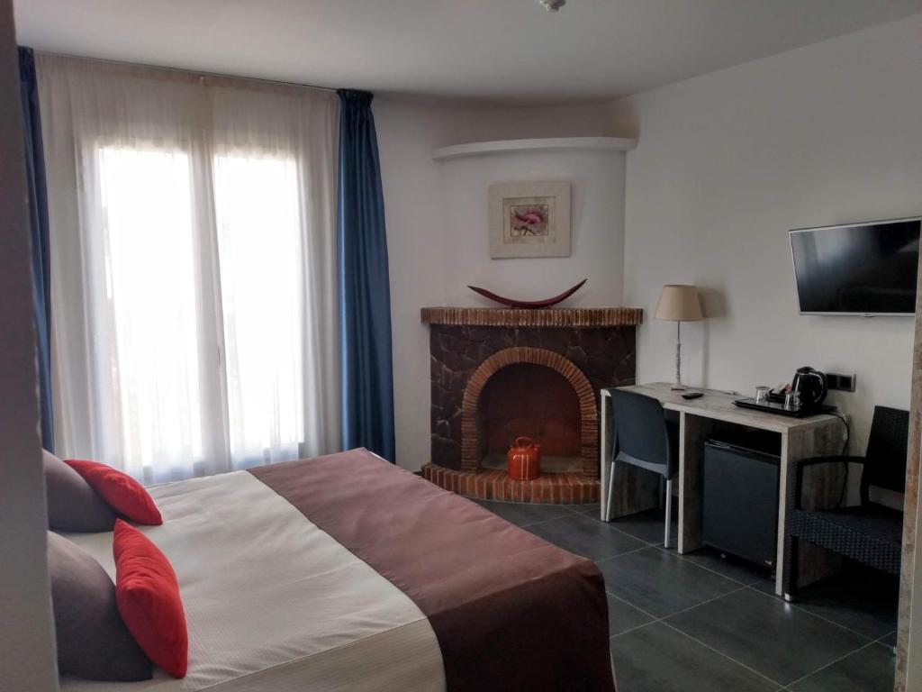 Postel nebo postele na pokoji v ubytování Hotel Marblau Tossa