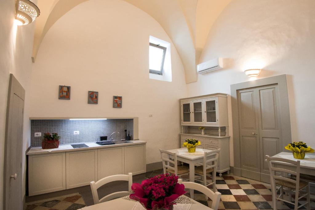 Kuchyňa alebo kuchynka v ubytovaní Le Finestre Su Porta Carrese - Luxury Rooms