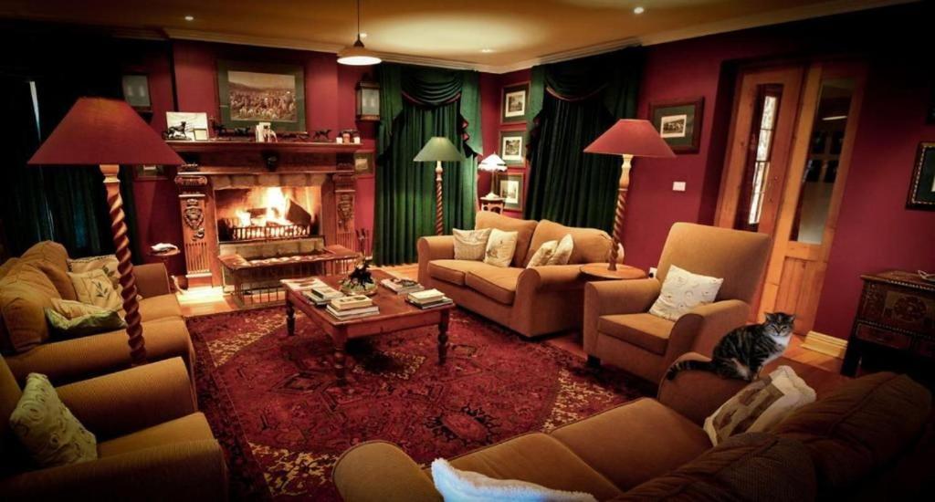 Area soggiorno di The FarSide Country Manor