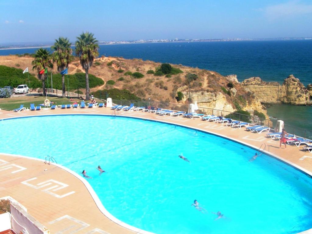 een groot zwembad met mensen in het water bij Iberlagos in Lagos