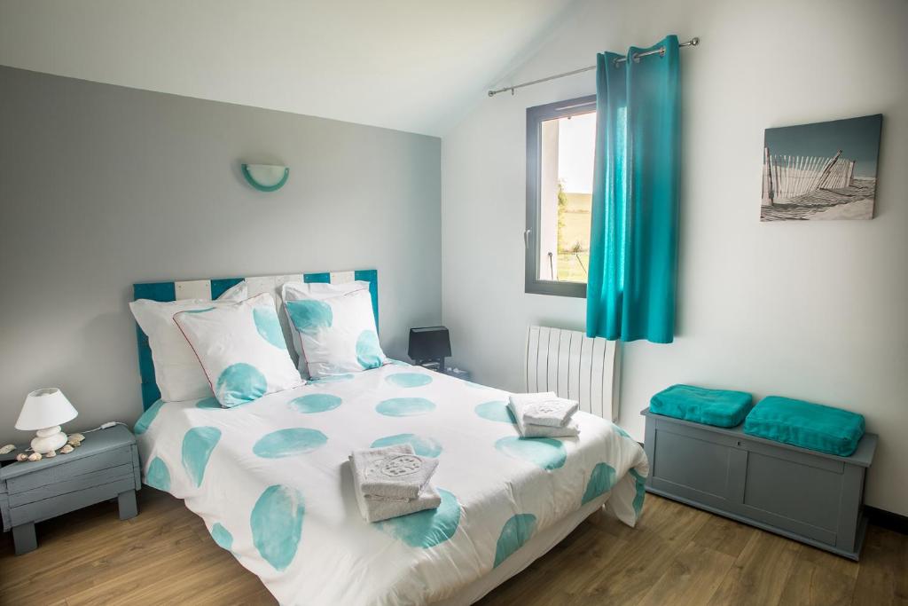 Postel nebo postele na pokoji v ubytování MAISON MAUPAS Chambre Rouge