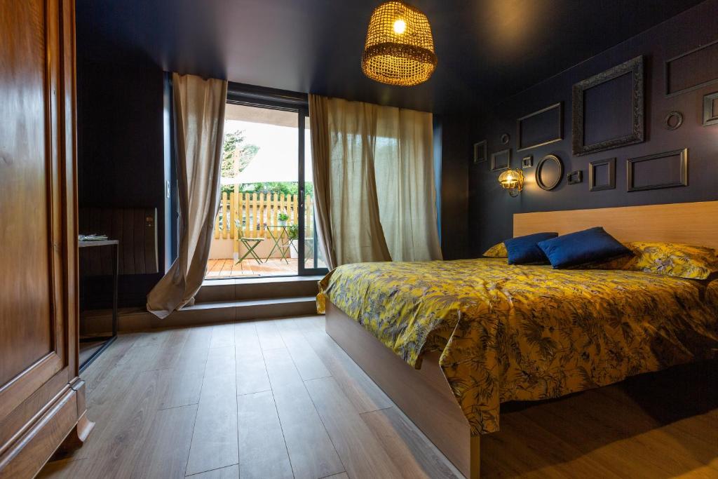 Chavot-CourcourtにあるLes Dames-Jeannesのベッドルーム1室(ベッド1台、大きな窓付)