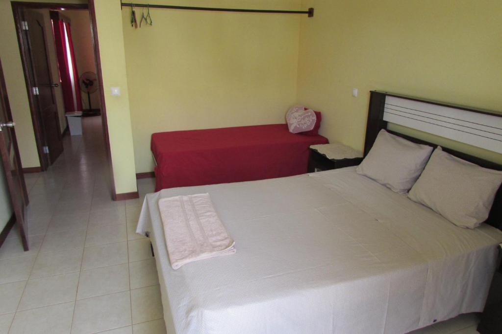 - une chambre avec un grand lit blanc dans l'établissement Rooming house, à Espargos