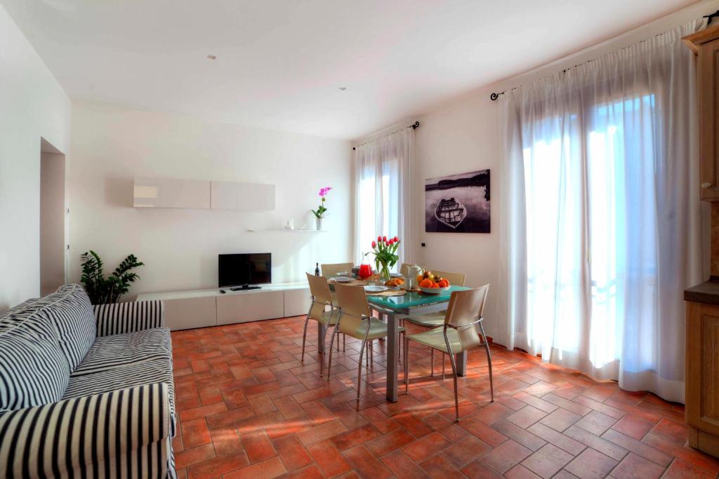 a living room with a table and chairs and a couch at Casa Il Glicine a due passi dal centro in Siena