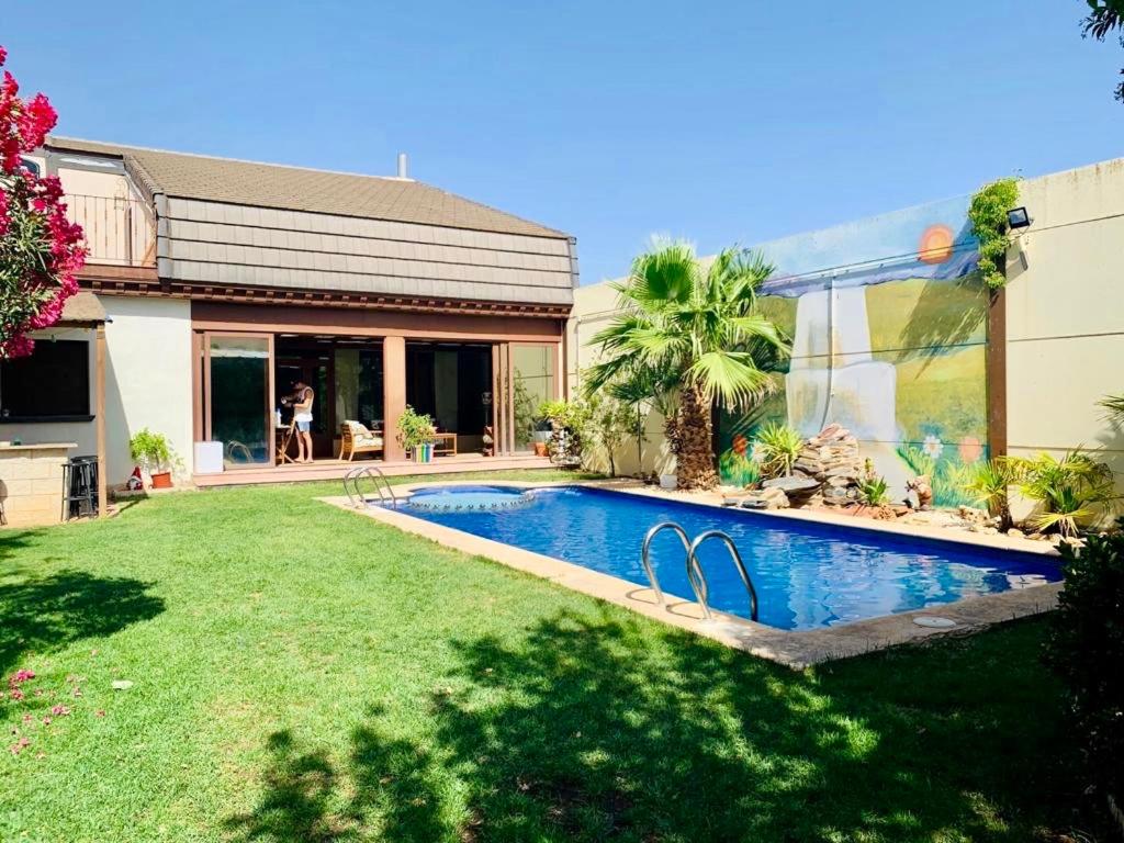 una casa con piscina in un cortile di Casa de Pura Cepa ad Argamasilla de Alba