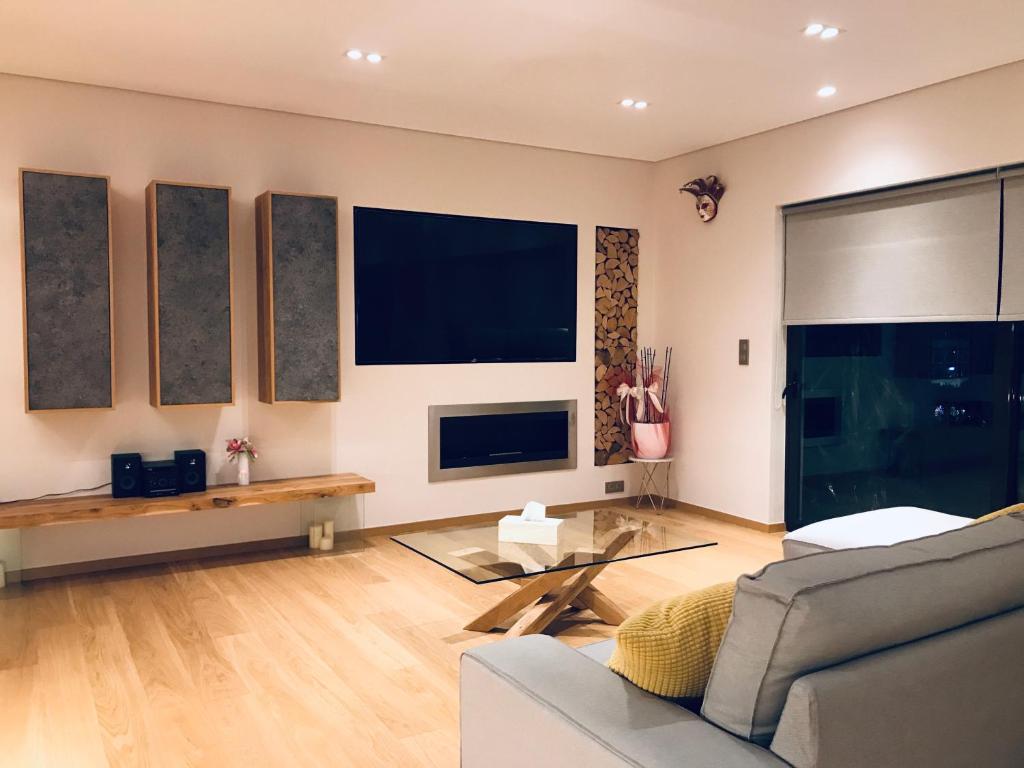 TV a/nebo společenská místnost v ubytování Luxury & Stylish Family Apartment