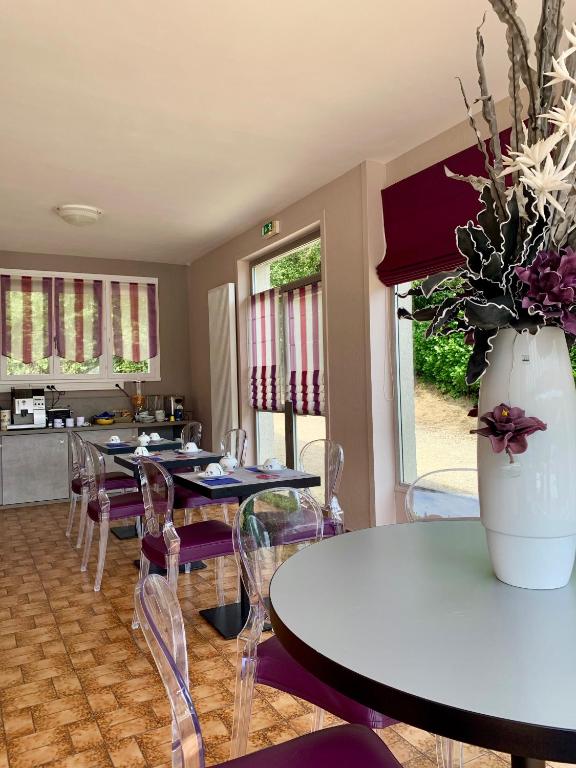 Kuchyň nebo kuchyňský kout v ubytování Hôtel Brun