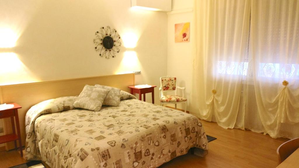 a bedroom with a bed and a window at Bed & Breakfast Delle Rose in Conegliano