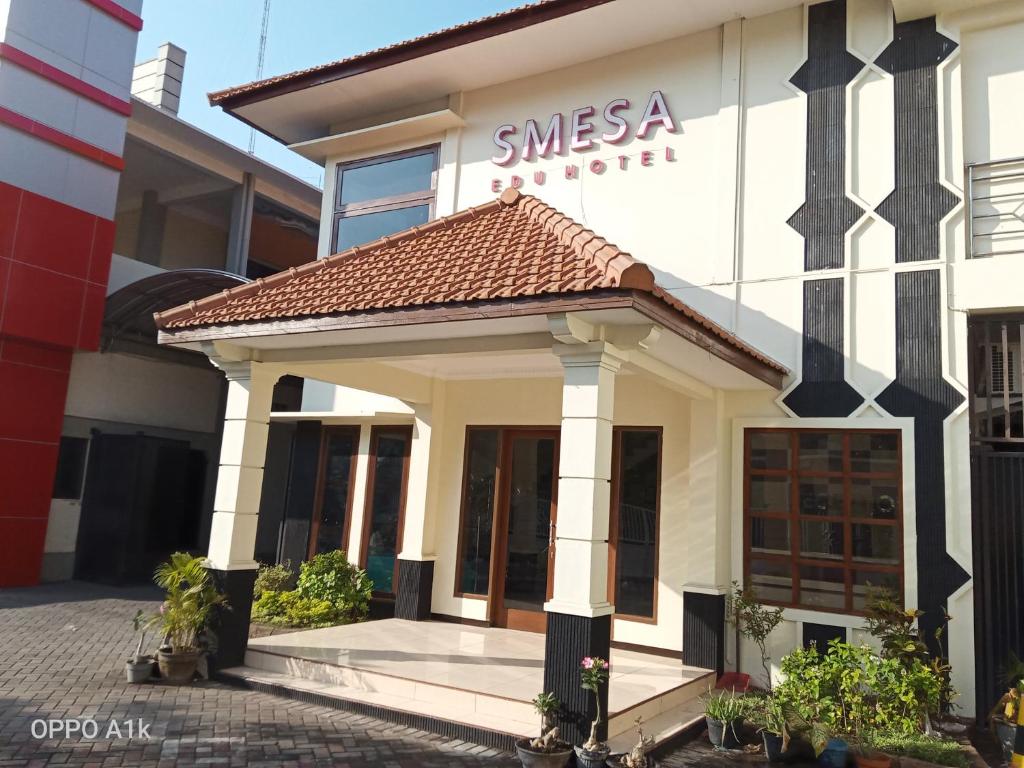 um edifício com um sinal na lateral em SMESA Edotel Syariah Surabaya Mitra RedDoorz em Wonokromo