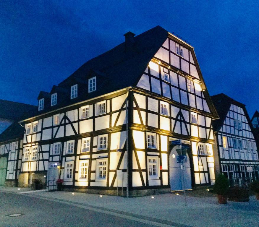 een groot gebouw wordt 's nachts verlicht bij Haus Buuck - Appartement in Rüthen