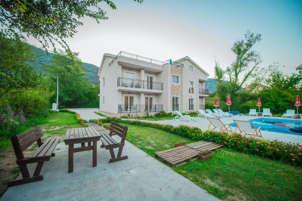 Bazén v ubytování Apartment Vrutak nebo v jeho okolí