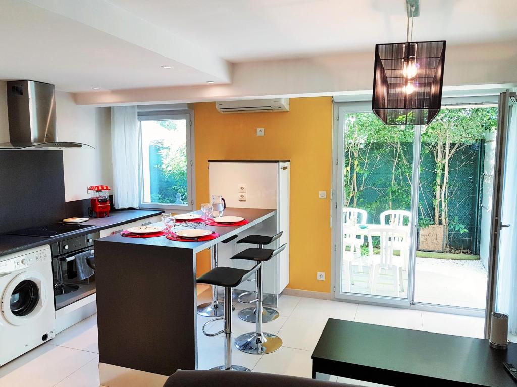 une cuisine avec un îlot et des tabourets dans l'établissement Hortensias, à Toulouse