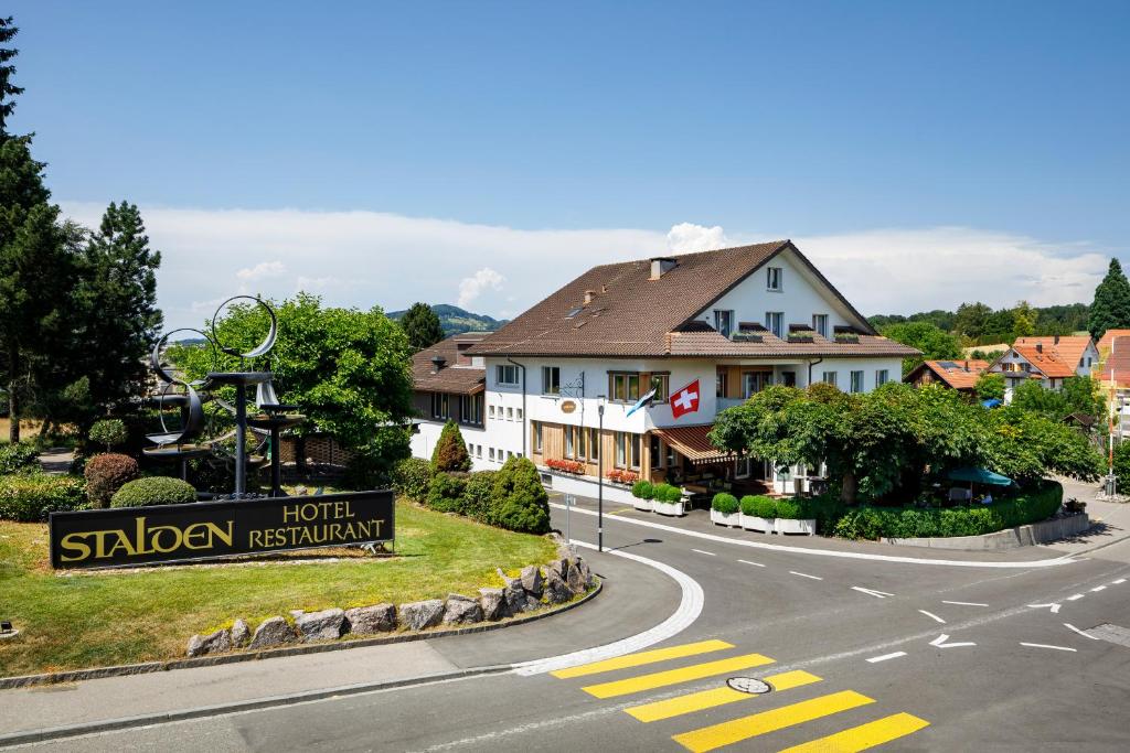 ein Hotel mit Schild in der Mitte einer Straße in der Unterkunft Hotel Stalden in Berikon