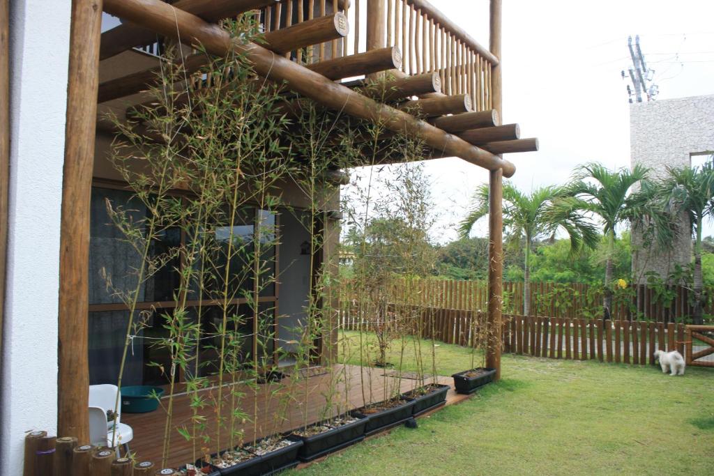 カマサリにあるTavarua Itacimirim Hirataの木製のフェンスと木製の階段のあるパティオ