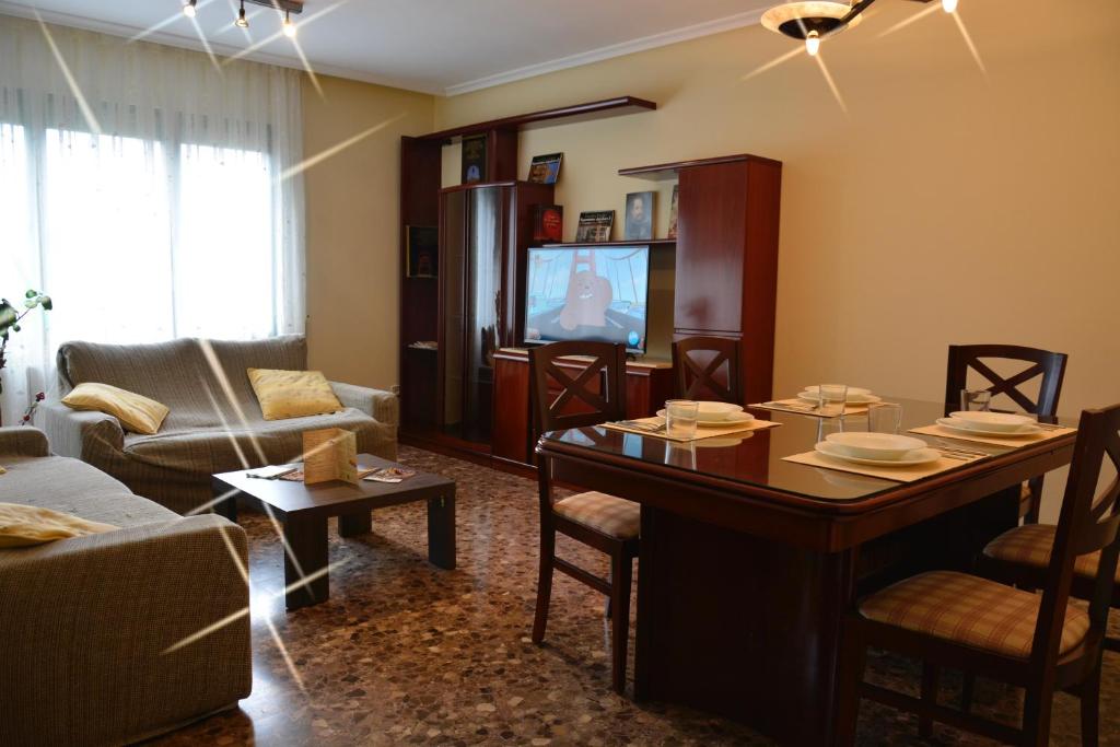 TV a/nebo společenská místnost v ubytování Vivienda Familiar junto Plaza Toros de Teruel