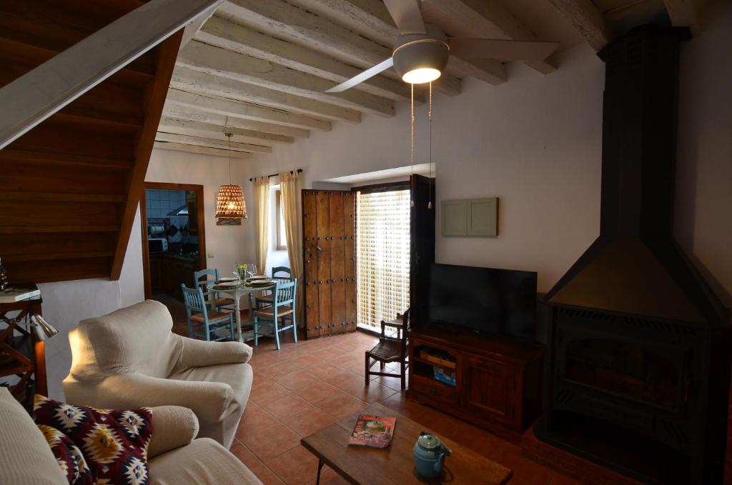 - un salon avec un canapé, une télévision et une table dans l'établissement Casa Moraleda, à Benalauría