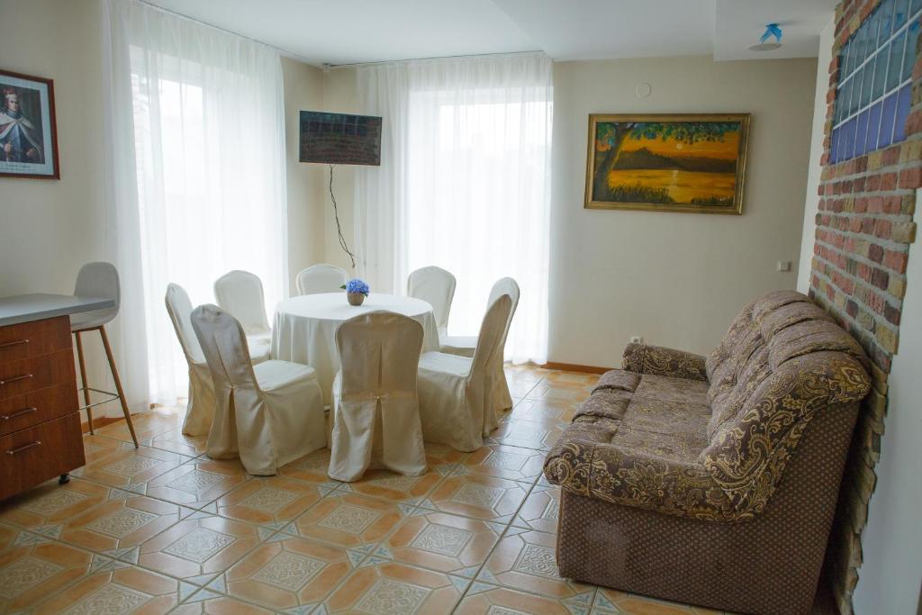 sala de estar con mesa, sillas y sofá en Entire house in Trakai en Trakai