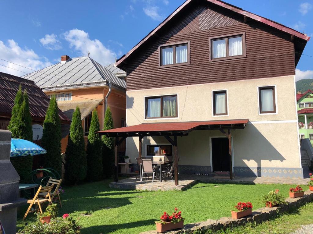 a large house with a yard with a lawn sidx sidx at Casa Ani in Borşa