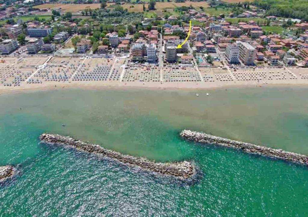 Residence Belvedere Vista في ريميني: اطلالة جوية على شاطئ به رصيف