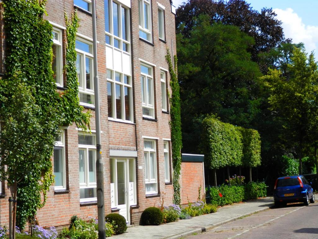 een bakstenen gebouw met een auto ervoor geparkeerd bij Binnen aan de Singel in Deventer