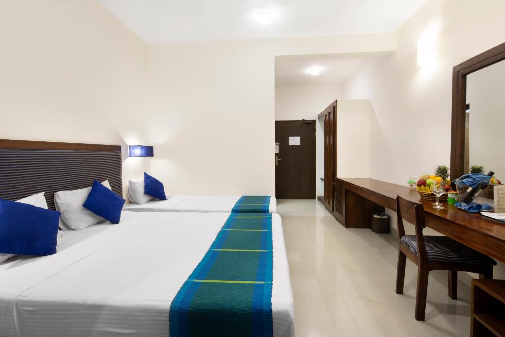 Postel nebo postele na pokoji v ubytování The Blue Wave Hotel