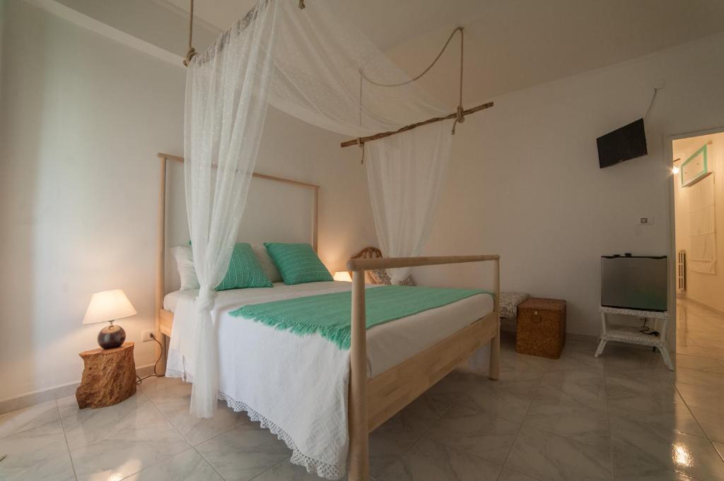 トラーニにあるCasa d'aMareのベッドルーム(天蓋付きベッド1台付)