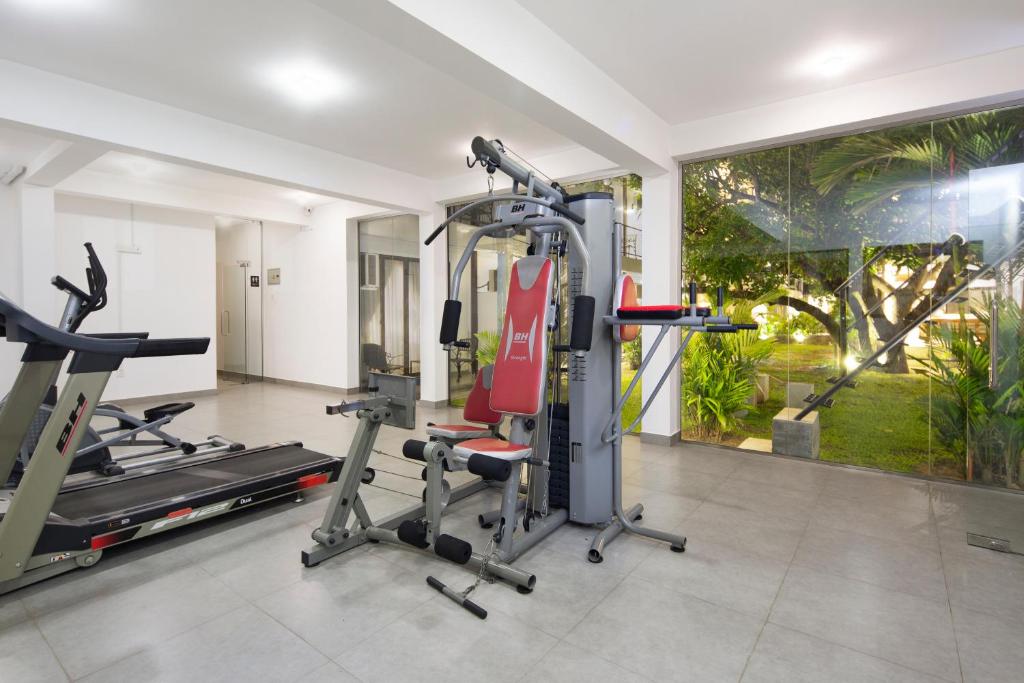 Fitness centrum a/nebo fitness zařízení v ubytování The Blue Wave Hotel