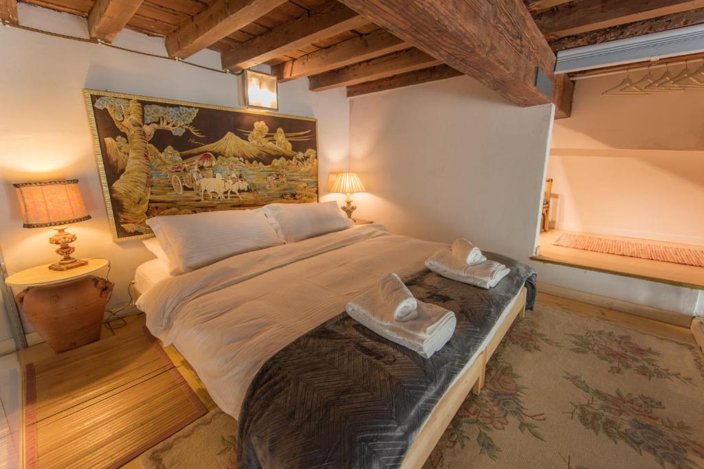 - une chambre avec un grand lit orné d'une peinture murale dans l'établissement Loft Boutique Suite, Santa Croce, Florence, WIFI, à Florence