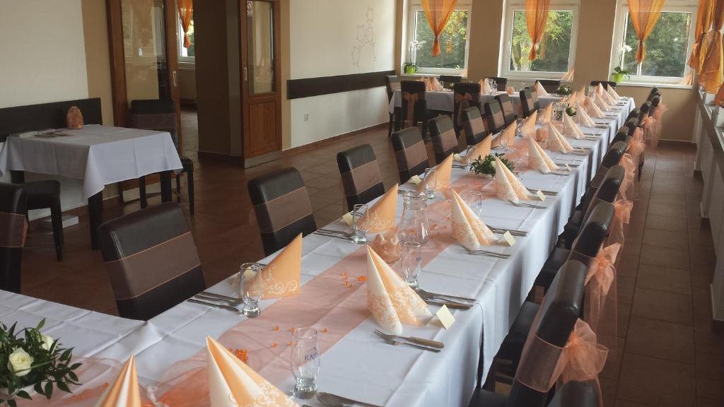 długi rząd stołów z jedzeniem na nich w obiekcie Restaurace a penzion Zděná Bouda w mieście Hradec Králové