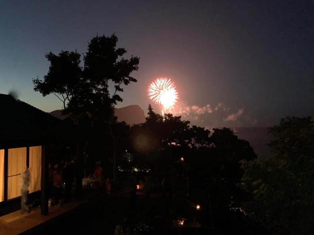 um fogo de artifício explodindo no céu à noite em Yoichi-gun - House / Vacation STAY 43683 em Yoichi