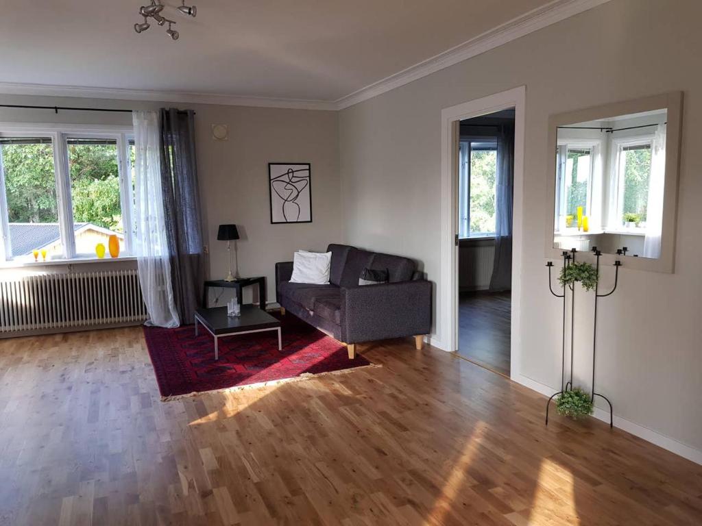 sala de estar con sofá y mesa en Lovely, spacious apartment with free parking, en Sandviken